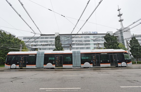 Ein Oberleitungsbus der Linz AG Linien steht vor dem Center der  Linz AG.