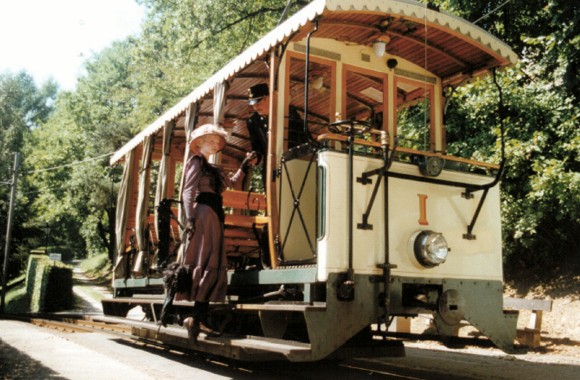 alter offener Sommerwagen auf Schienen