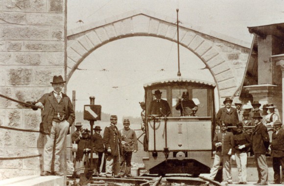 Die Pöstlingbergbahn 1898 am Pöstlingberg - interessiertes Publikum steht daneben. 