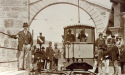 Die Pöstlingbergbahn 1898 am Pöstlingberg - interessiertes Publikum steht daneben. 