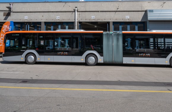 seitenansicht des neuen e-busses