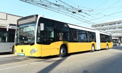 seitliche Ansicht des Hybrid-gelenkbus