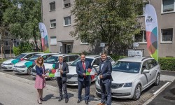 Generaldirektor Erich Haider, Vorstandsdirektorin Dr. Jutta Rinner, Herr Luger und Herr Raml vor den TIM Autos der LINZ AG