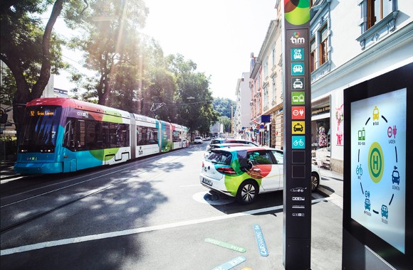 tim-Knoten: multimodaler Knoten in Graz mit Straßenbahn, Carsharing und Infotafel