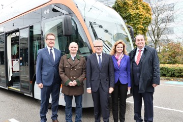 Generaldirektor Erich Haider, Vorstandsdirektorin Dr. Jutta Rinner, Herr Luger, Hein und Herr Waldhör vor dem neuen Obus