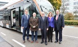 Generaldirektor Erich Haider, Vorstandsdirektorin Dr. Jutta Rinner, Herr Luger, Hein und Herr Waldhör vor dem neuen Obus