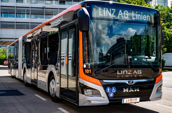 Vorderansicht des neuen E-Busses