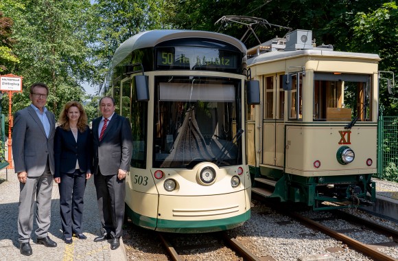 Generaldirektor Erich Haider, Vorstandsdirektorin Dr. Jutta Rinner und Herr Waldhör neben der Pöstlingbergbahn bei der Bergstation