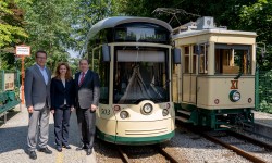 Generaldirektor Erich Haider, Vorstandsdirektorin Dr. Jutta Rinner und Herr Waldhör neben der Pöstlingbergbahn bei der Bergstation