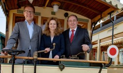 Generaldirektor Erich Haider, Vorstandsdirektorin Dr. Jutta Rinner und Herr Waldhör in dem offenem Sommerwagen von früher