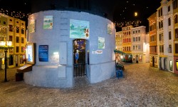 Märchenplatz der Grottenbahn ist weihnachtlich dekoriert