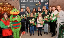  Barbara Haas, Anett Kontaveit, Monica Puig, Tatjana Maria, Turnierbotschafterin Barbara Schett, LINZ AG-Vorstandsdirektorin Dr.in Jutta Rinner, Vizebürgermeisterin Karin Hörzing und Veranstalterin Sandra Reichel (v.l.) mit "Glücksengerln" und Drache Sebastian in der Grottenbahn.