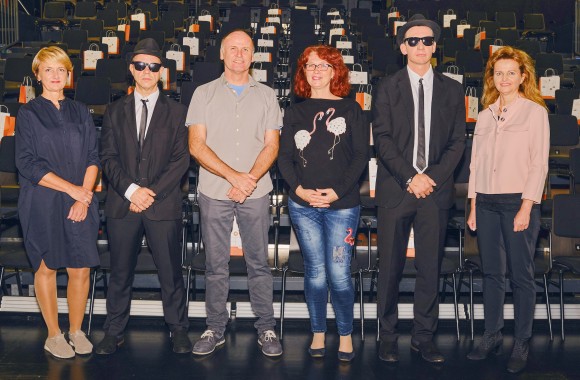 drei Frauen und drei Männer zu besuch im Theater Phönix