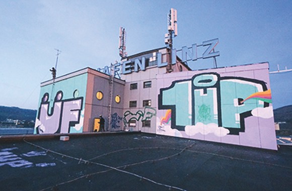 LINZ AG Hafen Gebäude mit Grafitti