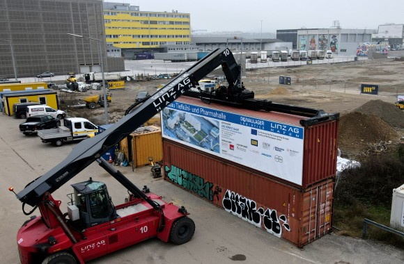 Montage der Baustellentafel_Baustart Neue TK- und Pharmahalle_Projekt Neuland