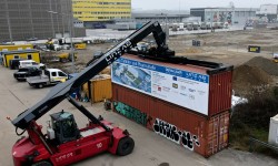 Montage der Baustellentafel_Baustart Neue TK- und Pharmahalle_Projekt Neuland