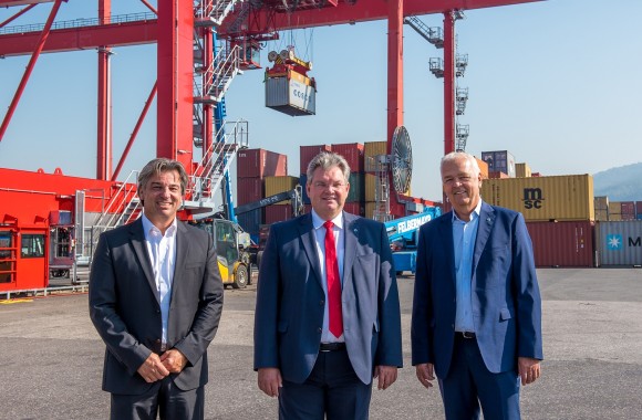 Die Führungsspitze im Containerterminal, LINZ AG HAFEN: Der neue Leiter Enrico Tiringer, Hafendirektor Mag. Harald Kronsteiner, MBA und Franz Frisch, Containerterminal-Leiter bis 30.9.2020 (v.l.n.r.) 