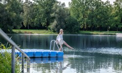 Eine Frau kühlt sich im Pichlinger See ab.