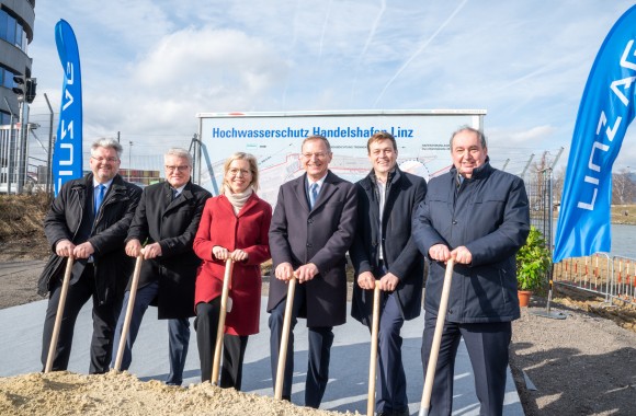 Spatenstich Hochwasserschutz Hafen mit Harald Kronsteiner, Klaus Luger, Leonore Gewessler, Thomas Stelzer, Stefan Kaineder Erich Haider