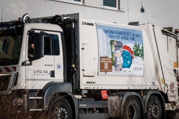 Müllfahzeug mit weihnachtlichem Aufdruck
