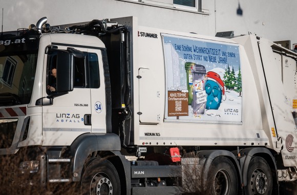 Müllfahzeug mit weihnachtlichem Aufdruck