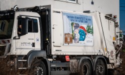Müllfahzeug mit weihnachtlichem Aufdruck