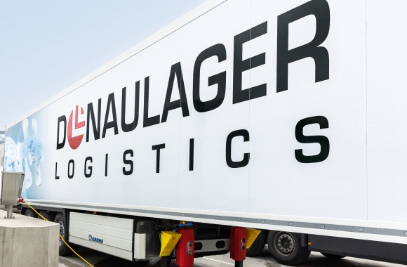 LKW Container mit Aufschrift "Donaulager Logistics"