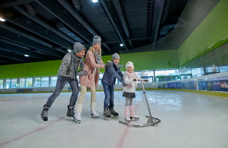 Familie beim Eislaufen im Parkbad