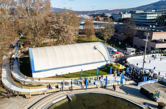 Großer Andrang am Eröffnungstag des neuen Eislaufwegs.