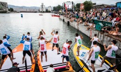 Ein Bild von den Bubble Days im LINZ AG Hafen. Menschen auf Booten im Wasser und rechts davon Zuschauer.