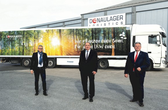 Generaldirektor Erich Haider, Herr Buchinger und Herr Kronsteiner vor dem Donaulager Logistics Gebäude/Lastkraftwagen