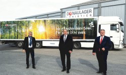 Generaldirektor Erich Haider, Herr Buchinger und Herr Kronsteiner vor dem Donaulager Logistics Gebäude/Lastkraftwagen