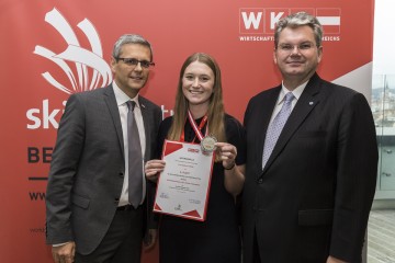 Herr Buchinger und -Kronsteiner mit Nadine Altmann, die eine Auszeichnung und eine Medaille trägt