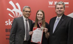 Herr Buchinger und -Kronsteiner mit Nadine Altmann, die eine Auszeichnung und eine Medaille trägt