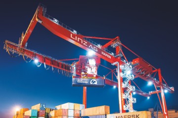 Ein Containerkran im LINZ AG HAFEN bei Nacht.