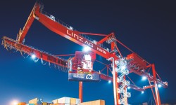 Ein Containerkran im LINZ AG HAFEN bei Nacht.