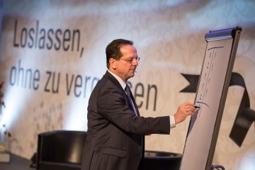 Dr. Höglinger beim Vortrag "Loslassen, ohne zu vergessen"