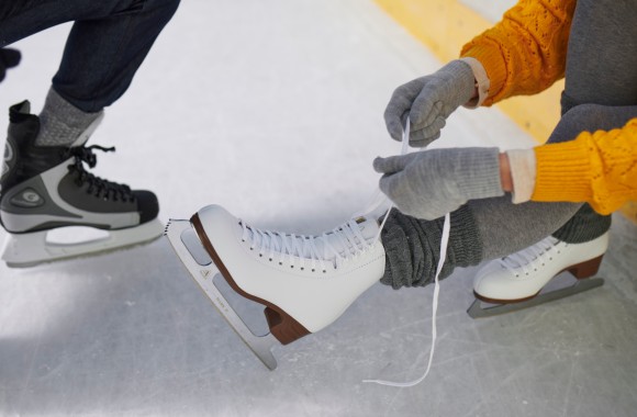 Eislaufschuhe werden gebunden