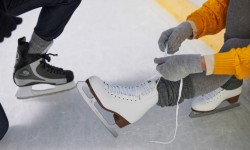 Eislaufschuhe werden gebunden