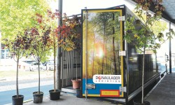 jungbäume stehen vor Donaulager Logistics Lastkraftwagen