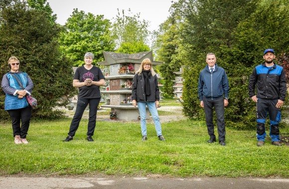 Frau Kaltenbrunner, Posch, Nebenführ, Herr Kapl und Herr Strohmayer beim Stadtfriedhof St. Linz/Martin