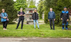 Frau Kaltenbrunner, Posch, Nebenführ, Herr Kapl und Herr Strohmayer beim Stadtfriedhof St. Linz/Martin