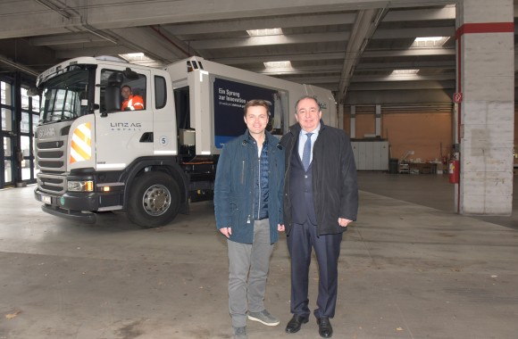 Generaldirektor Erich Haider und Herr Kreisel stehend vor LINZ AG ABFALL Lastkraftwagen