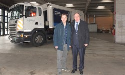 Generaldirektor Erich Haider und Herr Kreisel stehend vor LINZ AG ABFALL Lastkraftwagen