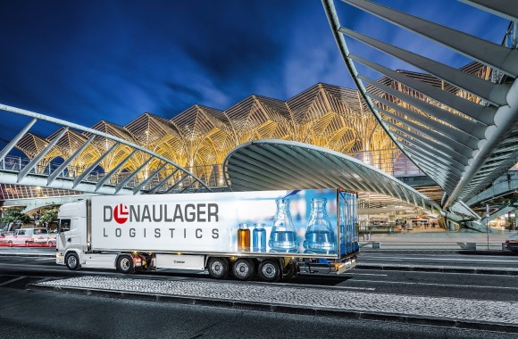 Ein LKW mit der Aufschrift Donaulager Logistics.