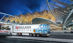 Ein LKW mit der Aufschrift Donaulager Logistics.