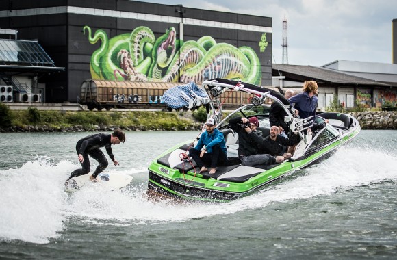 Aufnahme eines speedbootes auf der Donau mit surfendem Jungen im Schlepptau.