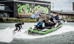 Aufnahme eines speedbootes auf der Donau mit surfendem Jungen im Schlepptau.