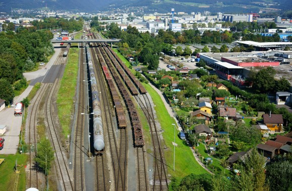 Luftbildaufnahme von Gleisen und der Stadt Linz