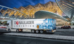 Lastkraftwagen der Donaulager Logistics auf Straße